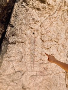 hand pointing to anthropomorph rock art